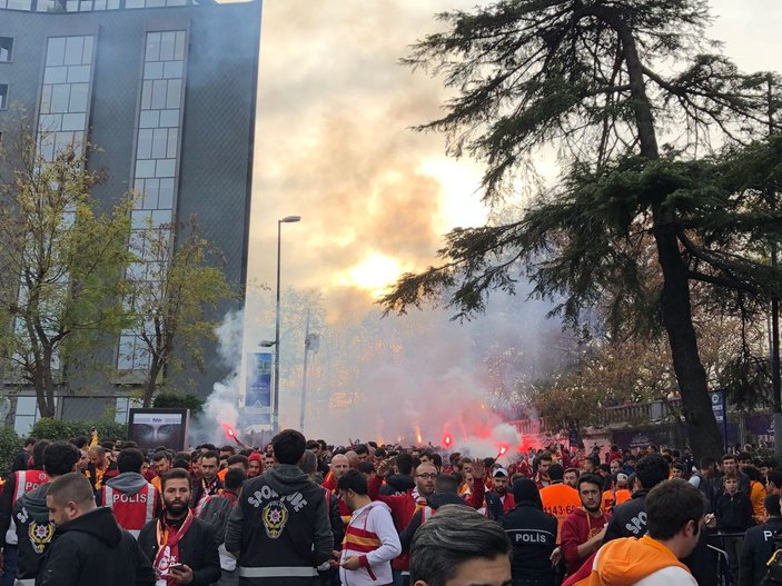 G.Saray taraftarları Beşiktaş'ta