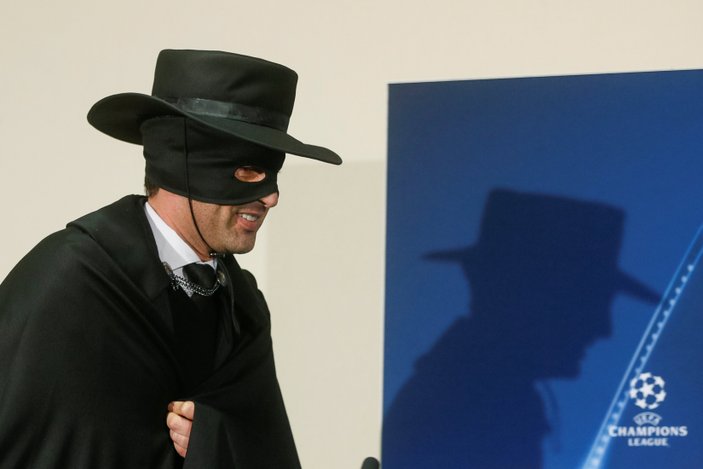 Shakhtar'ın hocası Zorro kıyafetiyle basına demeç verdi