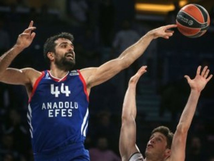 Anadolu Efes, geriden gelip kazandı