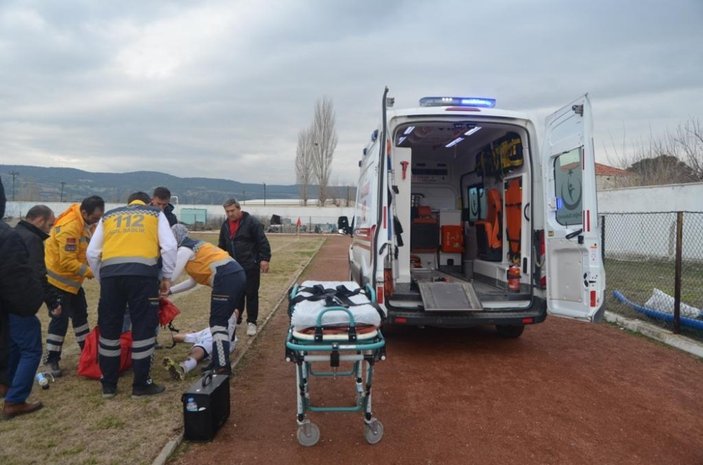 Sakatlanan futbolcu saha kenarında ambulans bekledi