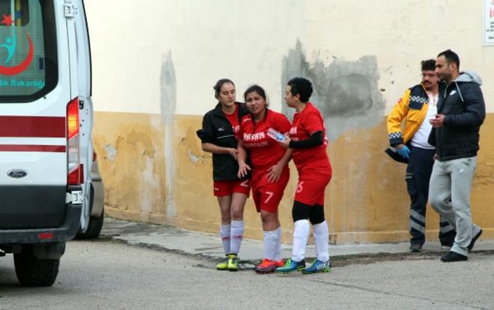 Kadın futbolcular kavga etti; maç tatil edildi