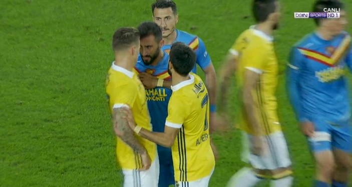 Fenerbahçe-Göztepe maçı sonrası saha karıştı