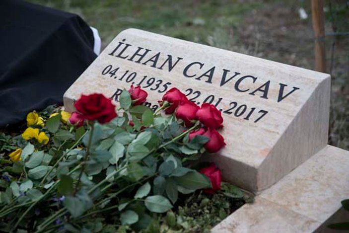 Ümit Özat, İlhan Cavcav'ın mezar taşını öptü