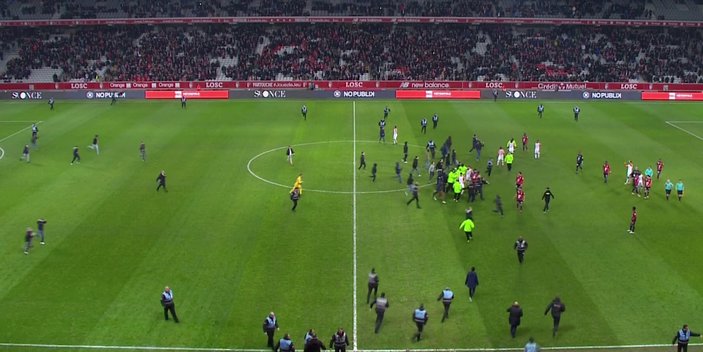 Lille-Montpellier maçında taraftarlar sahaya daldı