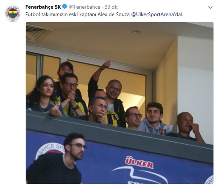 Fenerbahçe taraftarından Alex'e tezahürat