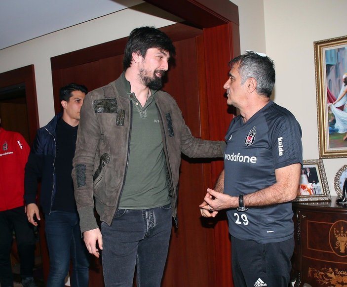 Beşiktaş kaptanları Şenol Güneş'i ziyaret etti
