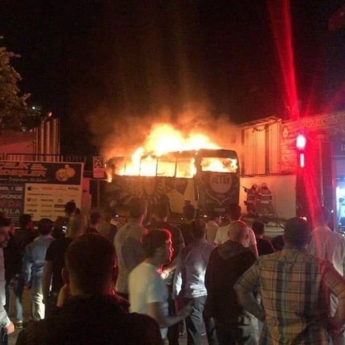 Altay'ın takım otobüsü yandı