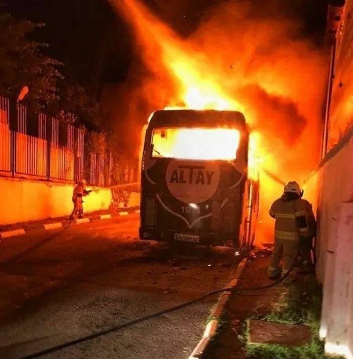 Altay'ın takım otobüsü yandı