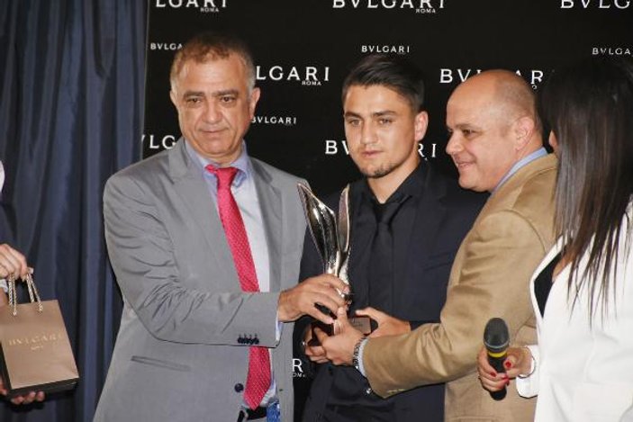 Cengiz Ünder'e en başarılı yabancı oyuncu ödülü