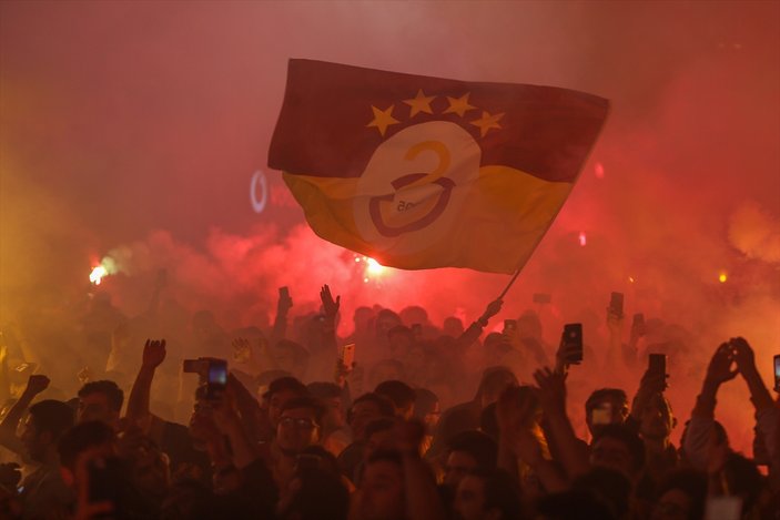 Galatasaray taraftarları İstanbul'da şampiyonluğu kutladı