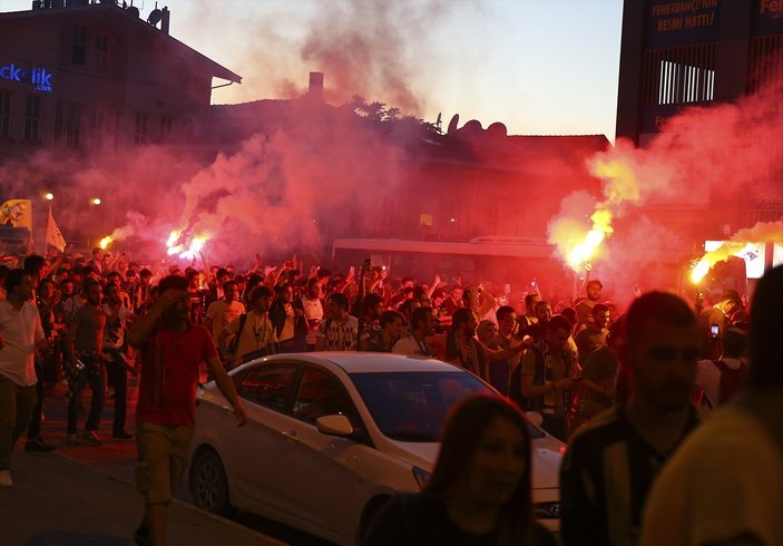 Fenerbahçeli taraftarlar Ali Koç'un gelişini kutladı