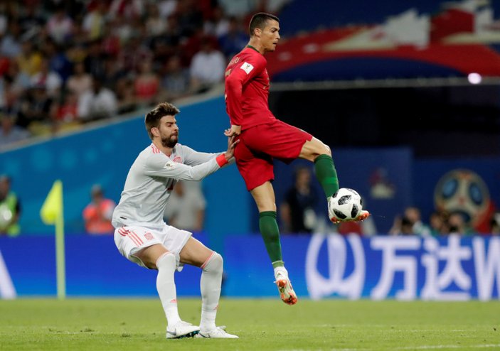 Pique: Ronaldo hep kendini yere atıyor