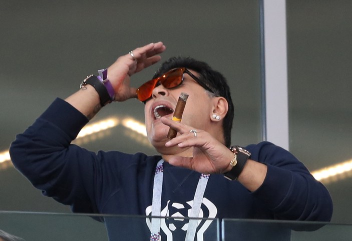 Puro içen Maradona taraftarlardan özür diledi
