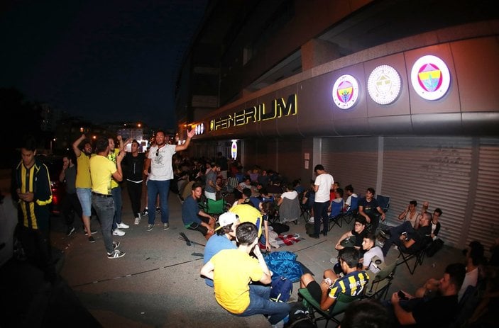 Fenerbahçeli öğrenciler kombine kuyruğunda