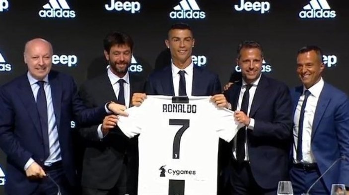 Ronaldo Juventus'a imza attı