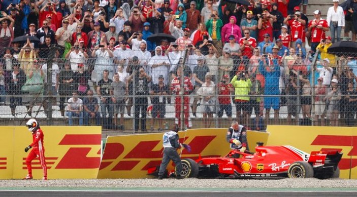 Almanya'da Vettel'in kazası Hamilton'a yaradı