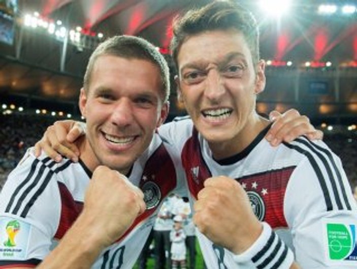 Podolski'den Mesut Özil paylaşımı