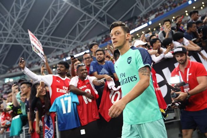 Mesut sahaya kaptan çıktı, PSG'ye gol attı