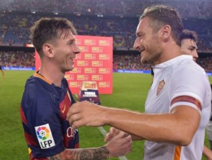 Totti: Messi'ye 10 numarayı ellerimle veririm