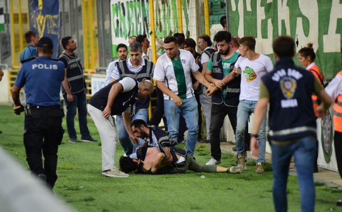 Bursaspor-MKE Ankaragücü maçında tribünler karıştı