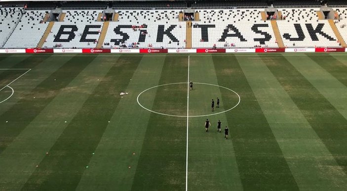 Beşiktaş'ın bozuk zemini dikkat çekti