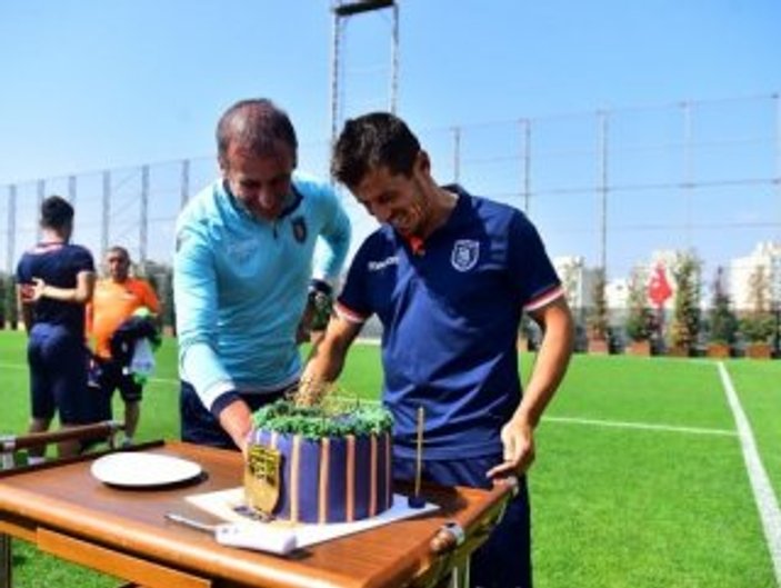 Başakşehir'de Emre Belözoğlu'nun doğum günü kutlandı