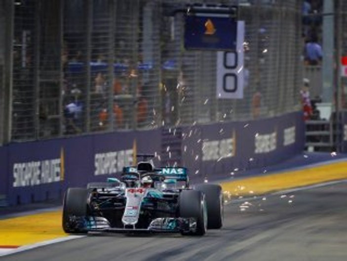 Singapur'da ilk sırayı Hamilton kaptı