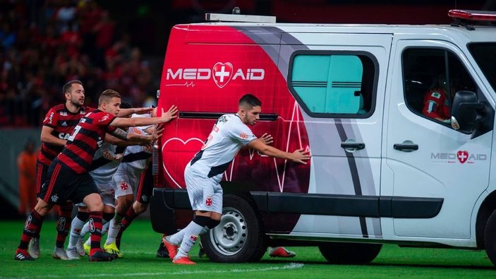 Sahada bozulan ambulansı futbolcular itti