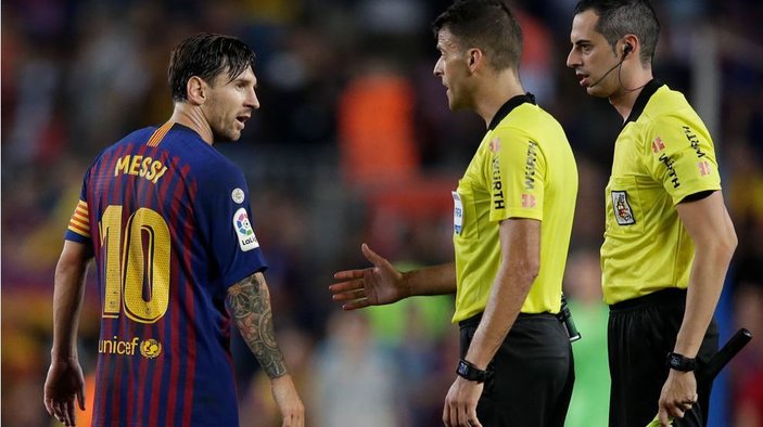 Messi maç sonu hakemin eli sıkmadı