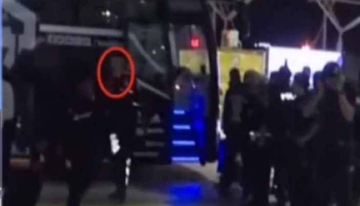 Taraftara orta parmak gösteren Love satılıyor