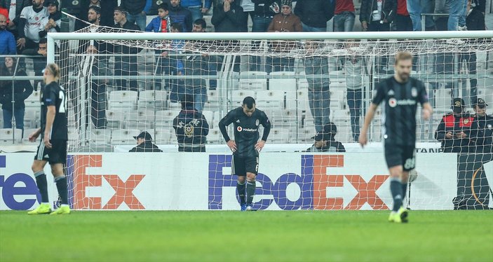 Beşiktaşlı taraftarlar futbolcuları protesto etti