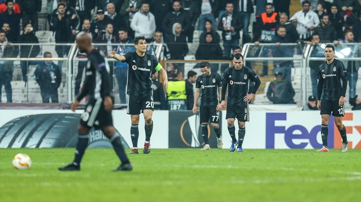 Beşiktaşlı taraftarlar futbolcuları protesto etti