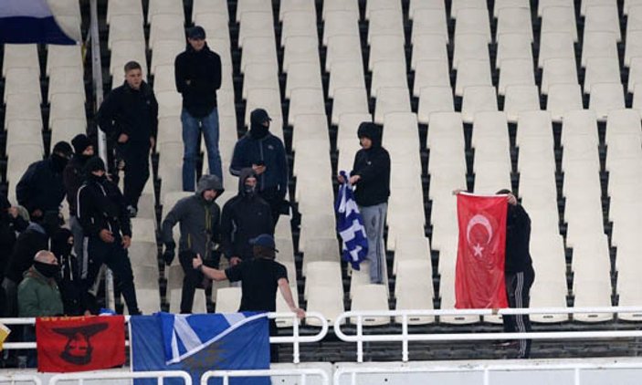 Irkçı Yunan taraftarlar Türk bayrağını yaktı