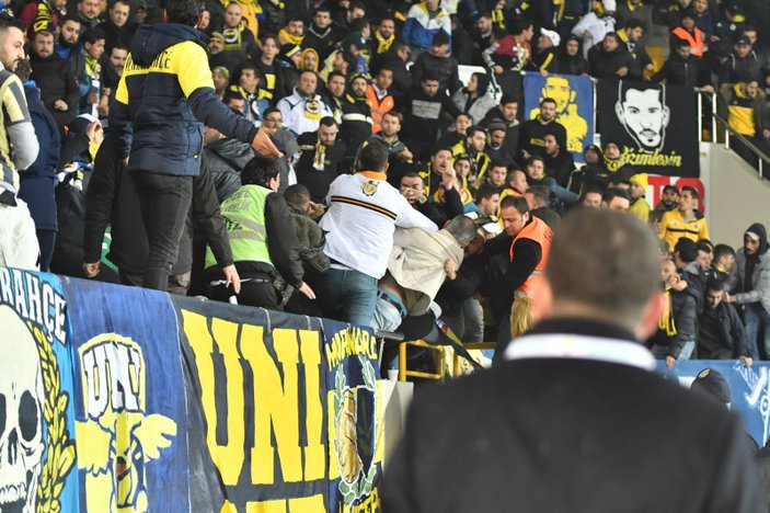 Akhisar'da Fenerbahçe tribününde kavga çıktı