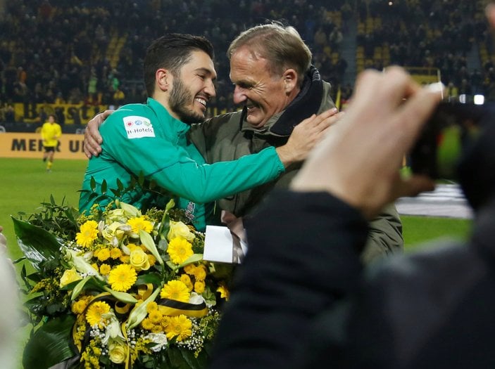 Nuri Şahin'e Dortmund'da çiçeklerle karşılama