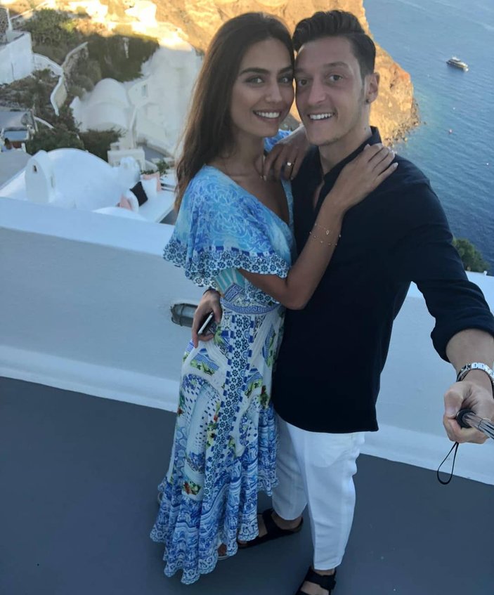Mesut Özil Amine Gülşe ile nişanlandı
