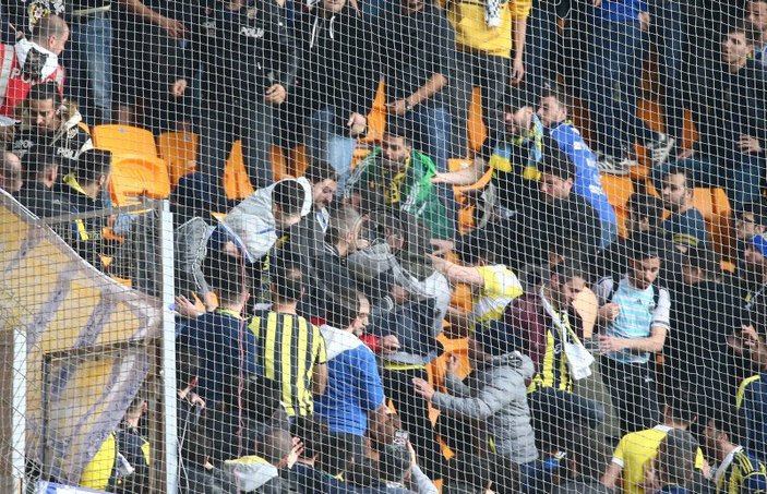 Fenerbahçe tribününde kavga