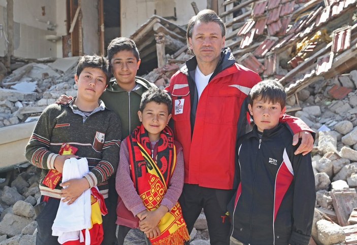 Göztepeli futbolcular depremzedeleri ziyaret etti