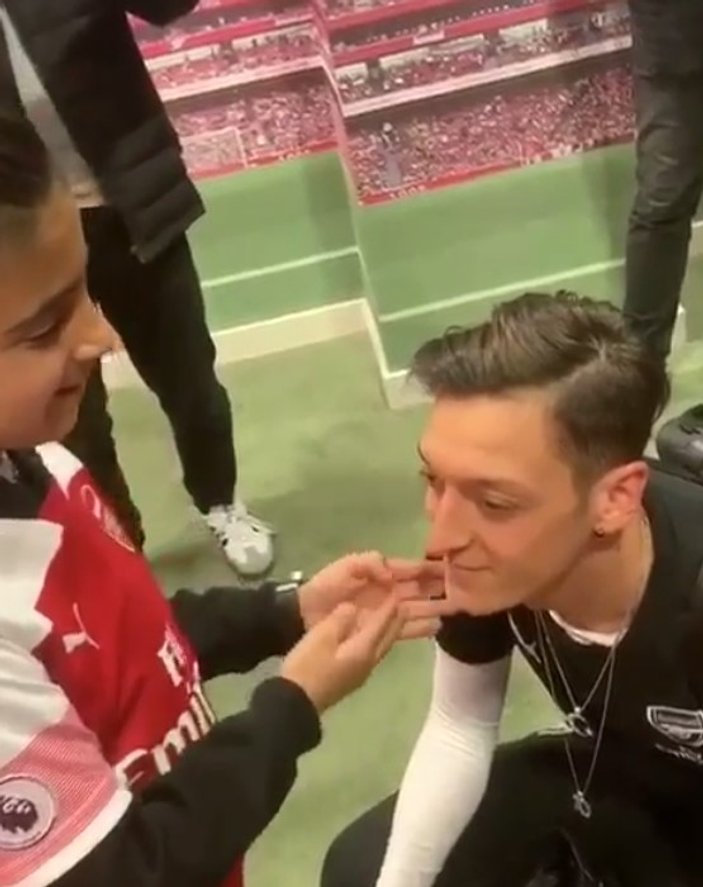Mesut Özil, görme engelli minik hayranıyla buluştu