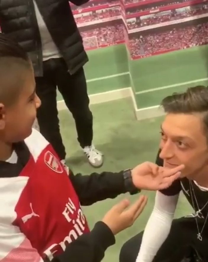 Mesut Özil, görme engelli minik hayranıyla buluştu