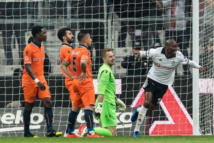 Atiba Hutchinson 1 yıl daha Beşiktaş'ta