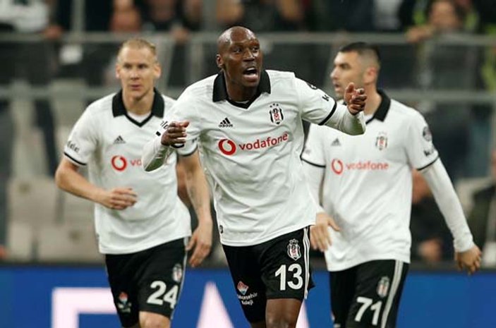 Atiba Hutchinson 1 yıl daha Beşiktaş'ta