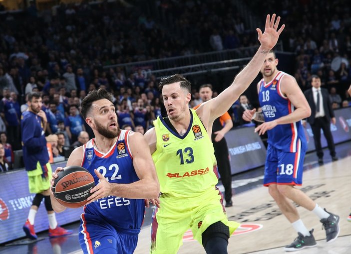 Anadolu Efes evinde Barcelona'ya yenildi