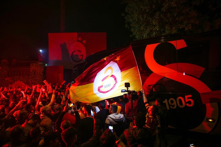 Galatasaray Florya'da şampiyon gibi karşılandı