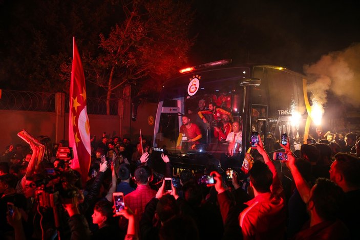 Galatasaray Florya'da şampiyon gibi karşılandı