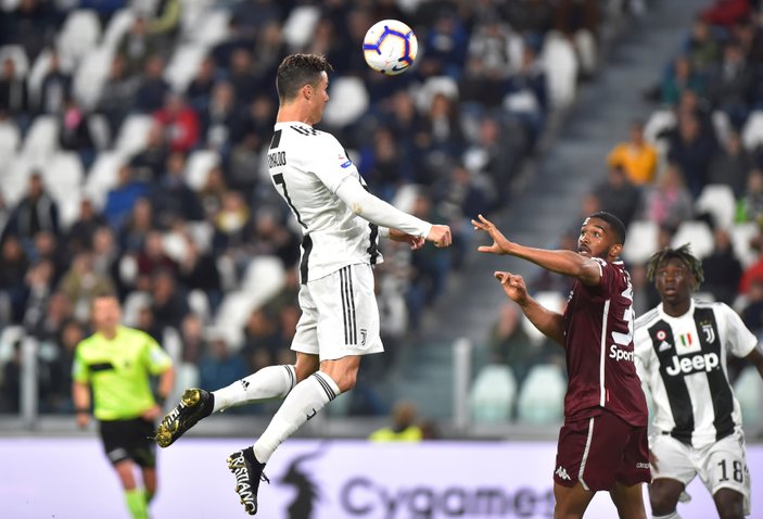 Ronaldo attığı golde 2 buçuk metre yükseldi