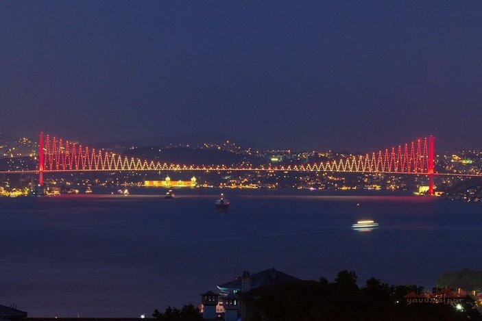 15 Temmuz Şehitler Köprüsü sarı-kırmızıya boyandı
