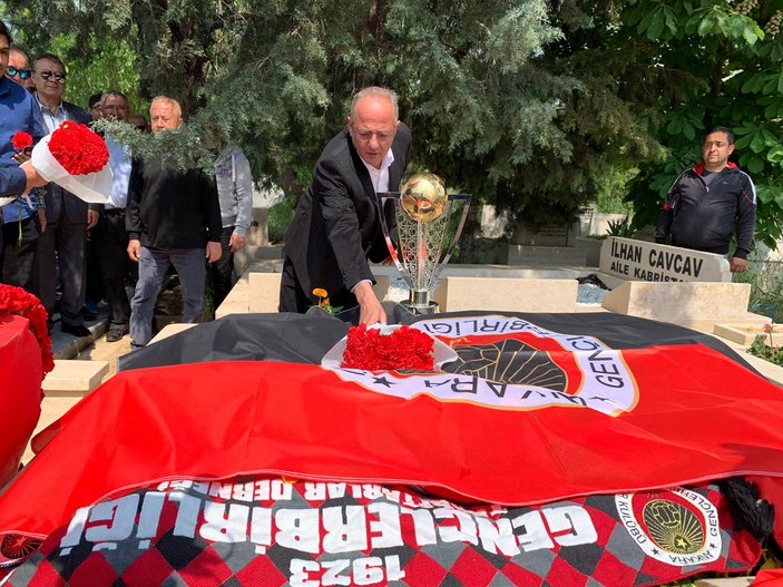 Gençlerbirliği kupayı İlhan Cavcav'ın mezarına götürdü