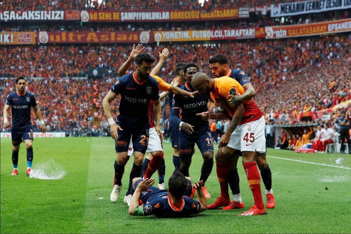 G.Saray-Başakşehir maçında saha karıştı