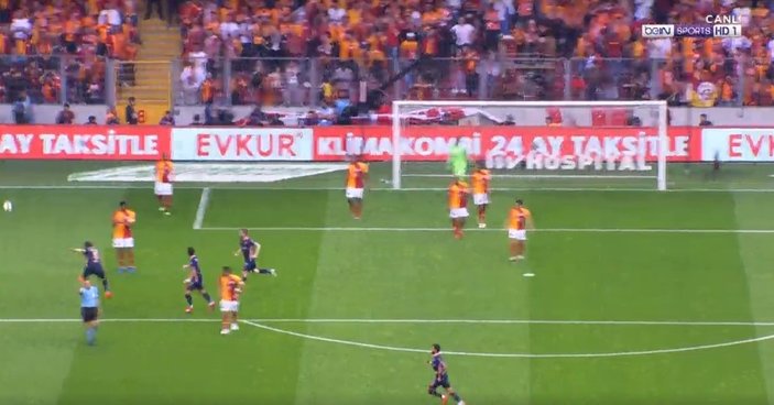 G.Saray-Başakşehir maçında saha karıştı